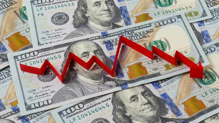 Доллар теряет высоту: как мировые рынки давят на USD и что это значит для Казахстана