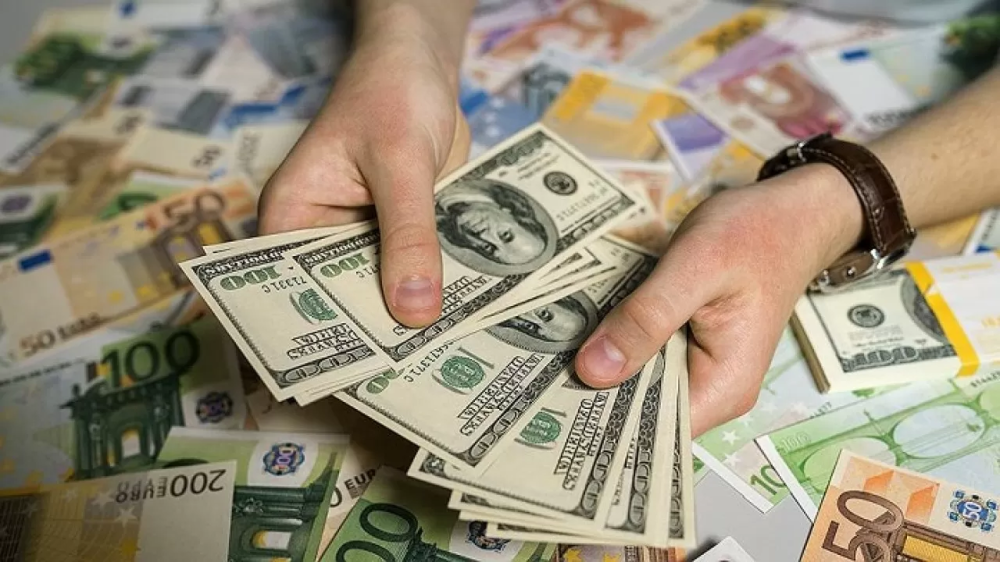 Обменники идут напролом: почему доллар в кассах "отказался" падать вслед за биржей