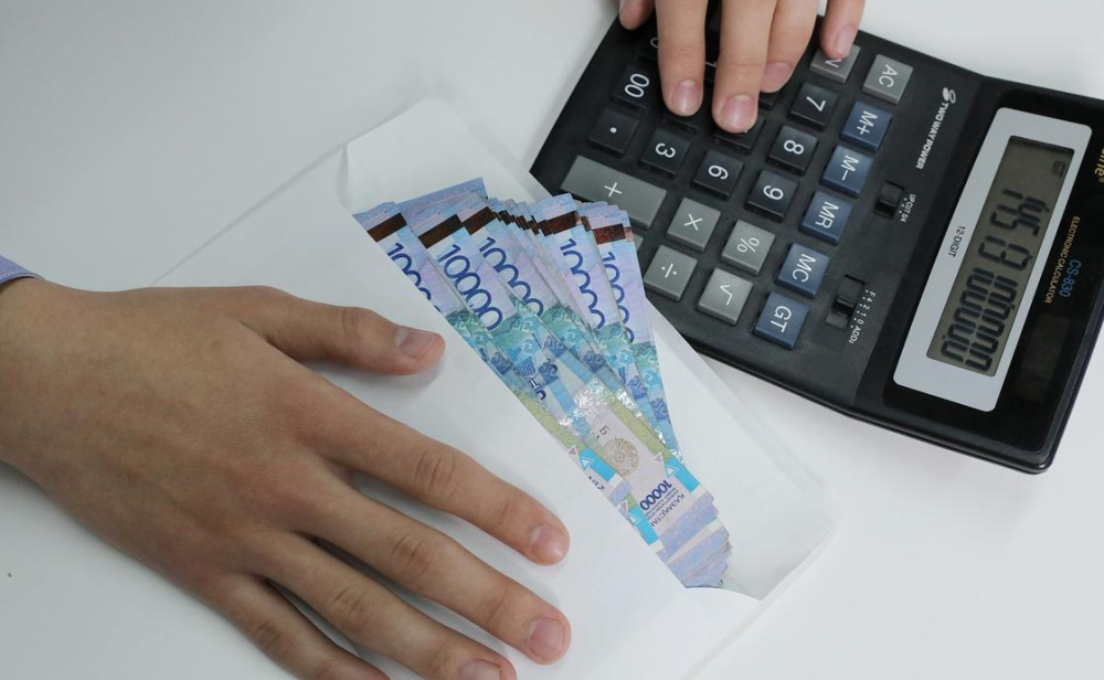 На сколько выросли зарплаты госслужащих в Казахстане