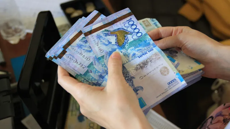 Где в Казахстане больше любят наличные, а где – карты