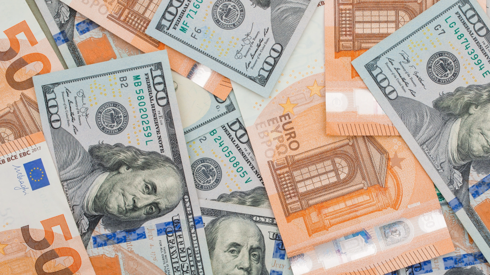 Евро или доллар: в какой валюте выгоднее хранить деньги в 2026 году
