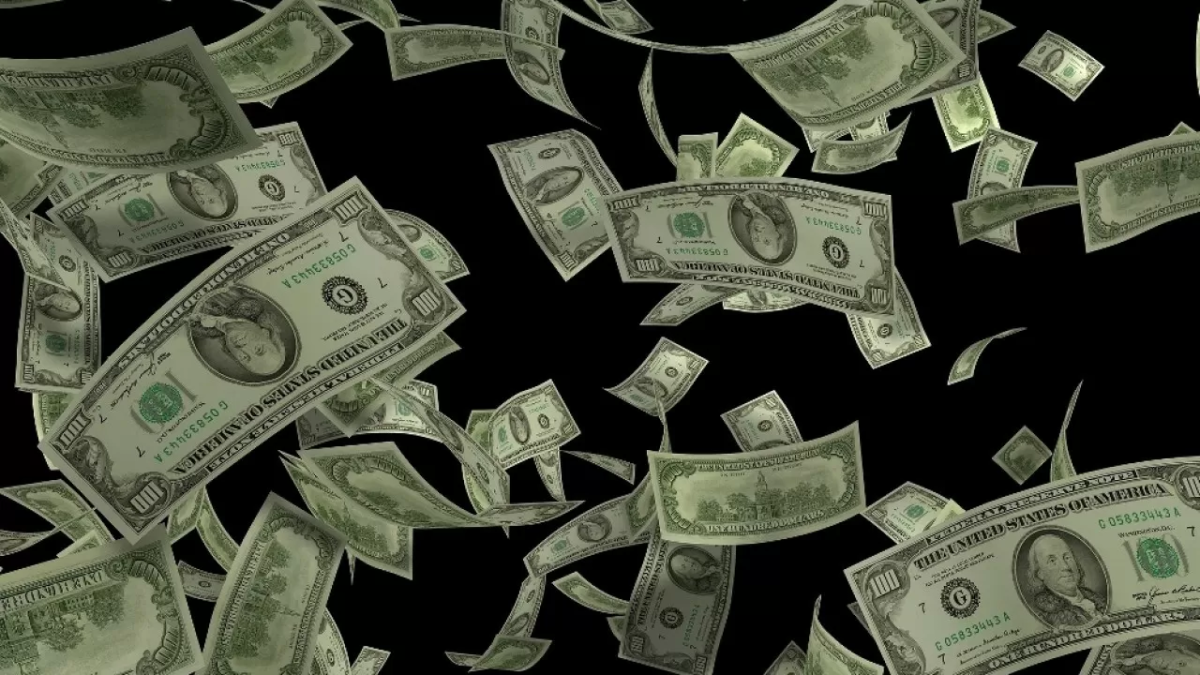 Доллар падает: стоит ли покупать его сейчас