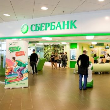Сбербанк в Казахстане запустил услугу снятия наличных в банкомате без карты 