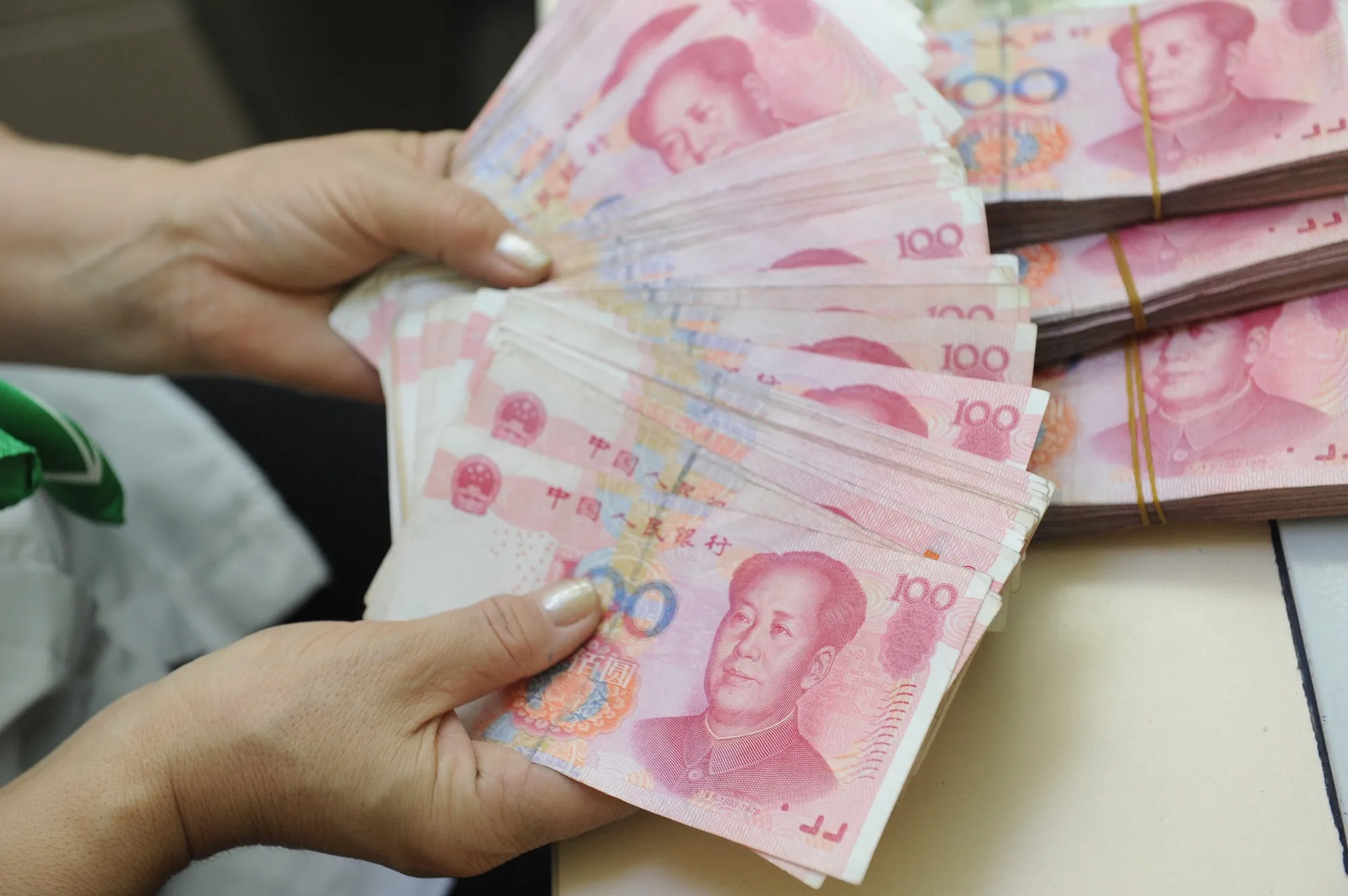 Банки РК резко сократили покупку рублей и почти потеряли интерес к юаню